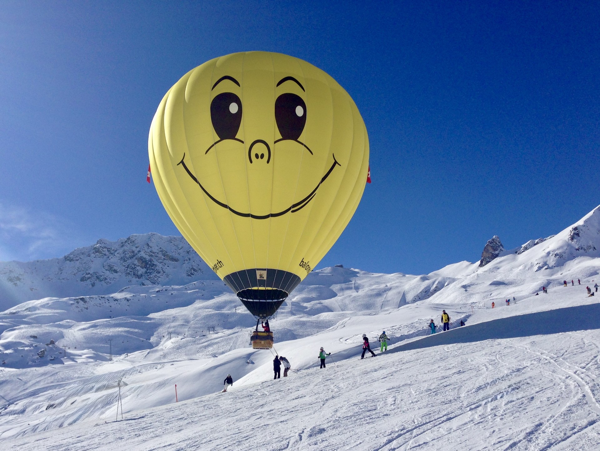 Heissluftballon über Arosa im Winter